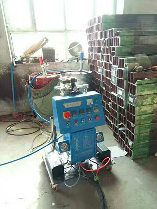 小型聚氨酯發(fā)泡機(圖1) 高壓小型聚氨酯發(fā)泡機施工案例