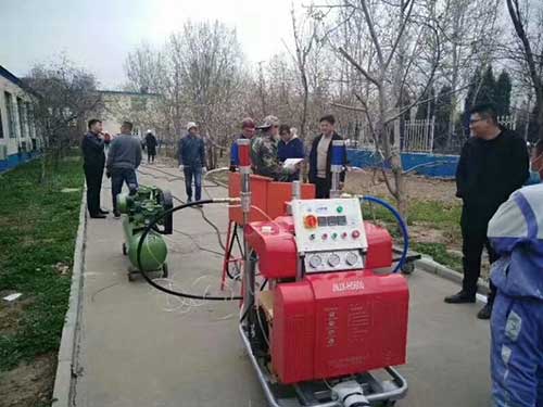 噴涂聚脲施工怎么挑選噴涂機(jī)(圖1) 噴涂聚脲防水現(xiàn)場施工拍攝